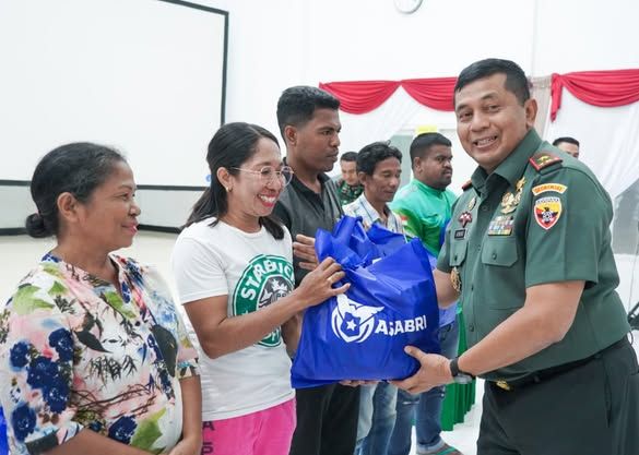 Danrem 161/WS Bersama Sekretaris Perusahaan PT Asabri (Persero) Bagikan 200 Paket Sembako