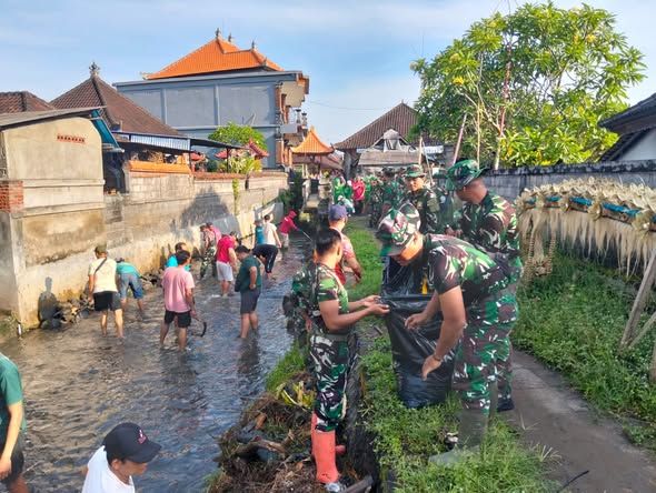 Kodim 1616/Gianyar Ajak Warga Jaga Kebersihan Sungai Menyambut Musim Hujan