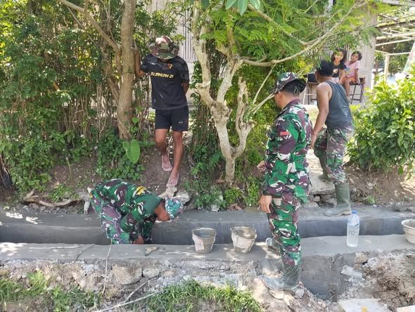 Satgas TMMD ke-126 Kodim 1612/Manggarai dan Warga Beamese Gotong Royong Plester Irigasi dan Bangun Tugu Desa