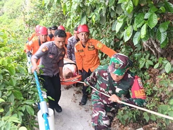 Koramil Nusa Penida Bersama Tim Sar Berhasil Evakuasi WNA Asal USA Yang Tergelincir Di Atuh Beach