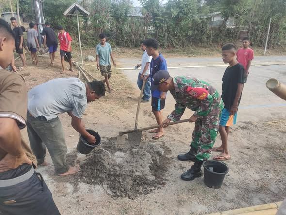 Babinsa Koramil-04/ Kewapante Bangun Semangat Gotong Royong di Desa Kopong
