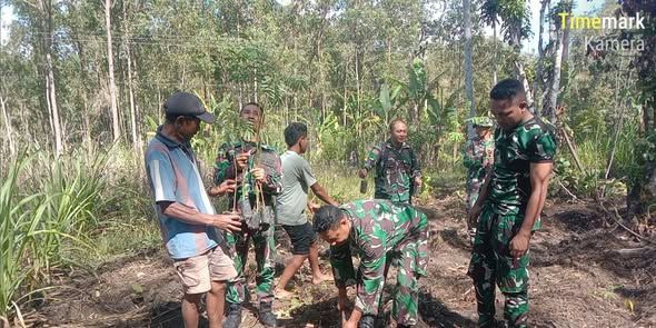 Satgas TMMD ke-126 Kodim 1625/Ngada Ajak Warga Benteng Tawa Lestarikan Alam dengan Menanam Pohon