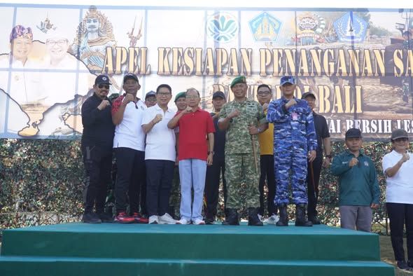 Danrem 163/WSA Bersama Gubernur Bali Pimpin Apel Siaga Penanganan Sampah Pantai Wilayah Bali