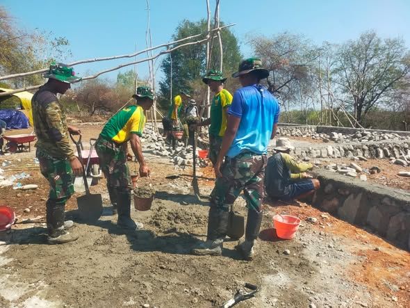 Kodim Kupang Gotong Royong Bersama Warga Percepat Pembangunan SMPN Oepoli