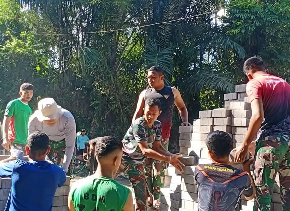 Satgas TMMD Ke-126 Kodim 1611/Badung dan Warga Bahu Membahu Mengejar Target Pengerjaan Infrastruktur Jalan
