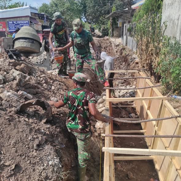 Karya Bakti Kodim Kupang Fokuskan Pembuatan Drainase Lingkungan Sehat