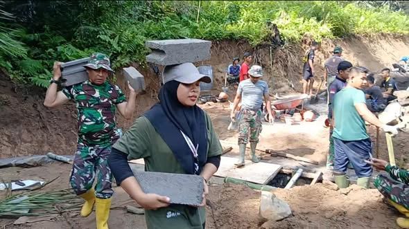 TMMD ke-126 dan Mahasiswa Unram Pasang Plat Duiker di Giri Madia