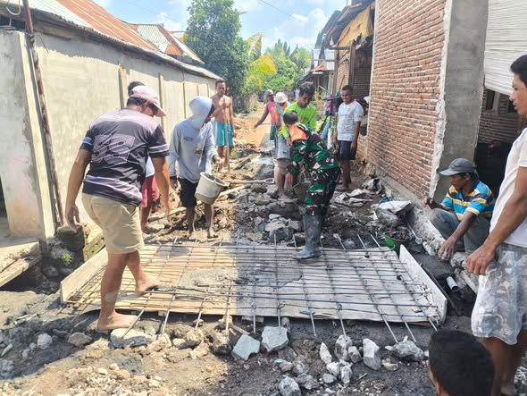Gotong Royong Babinsa dan Warga Perbaiki Jalan Gang Utama di Dusun Guna Waktu