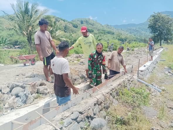 Babinsa Ende Bersama Warga Desa Mautenda Barat Laksanakan  Gotong Royong