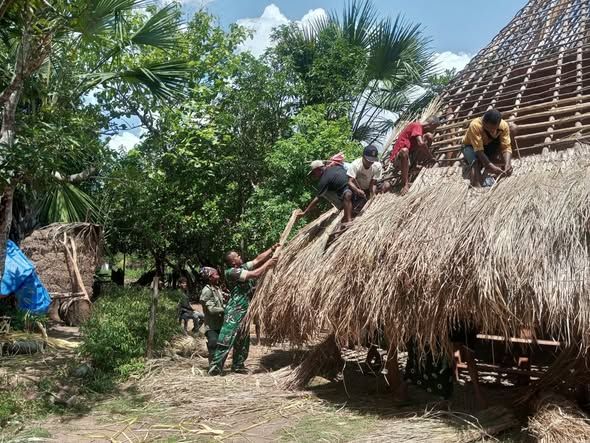 Lestarikan Warisan Budaya, Satgaster Pos Halibete II Bantu Atap Rumah Adat 