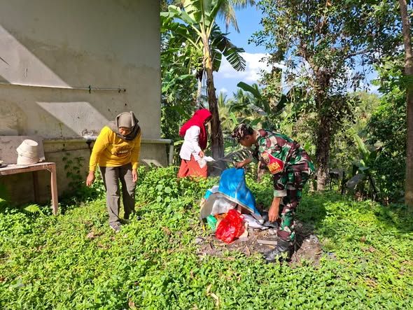 Babinsa dan Warga Lingsar Gencarkan Aksi Bersih Sarang Nyamuk