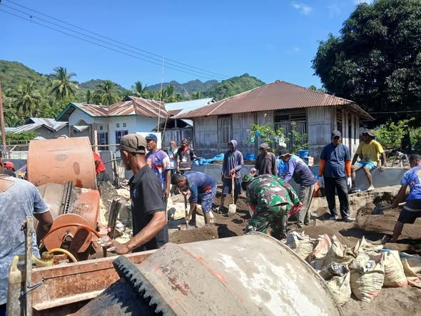 Babinsa dan Masyarakat Desa Maubasa Barat Bersinergi dalam Karya Bhakti dan Pamwil