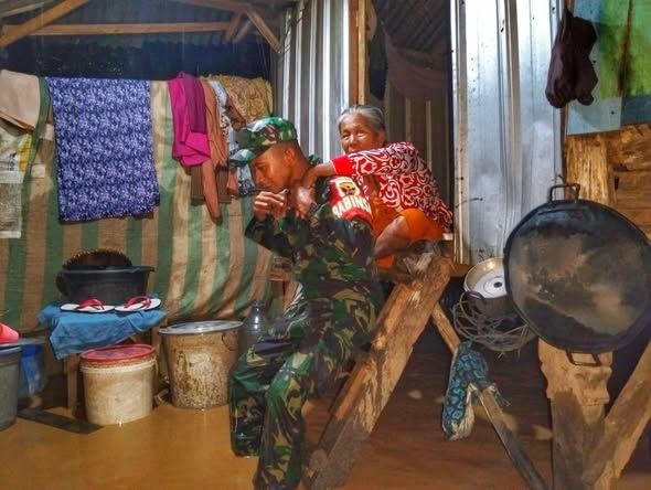 Babinsa Koramil Woha Sigap Evakuasi Warga Terdampak Banjir di Desa Belo