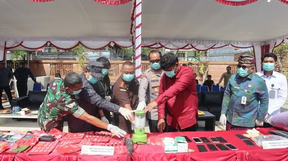 Danramil Klungkung Hadiri Pemusnahan Barang Bukti Perkara Pidana Yang Telah Mempunyai Kekuatan Hukum Tetap 
