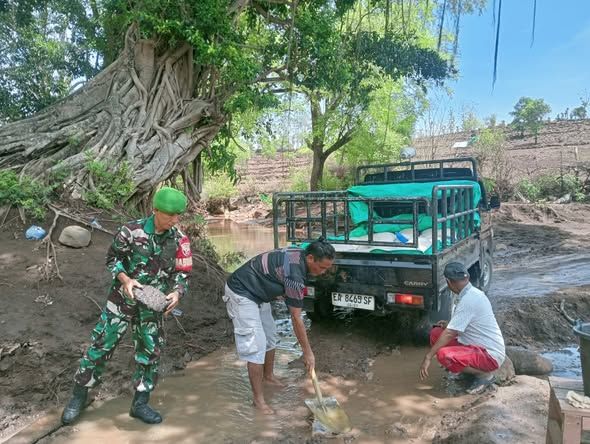 Babinsa Punti dan Warga Bersatu Perbaiki Jalan Rusak Akibat Hujan Deras