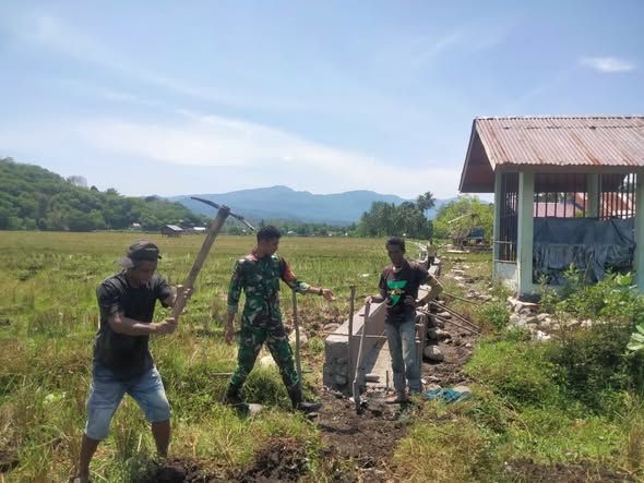 Babinsa Koramil Maurole Bersama Warga Bangun Saluran Irigasi, Tingkatkan Produktivitas Pertanian