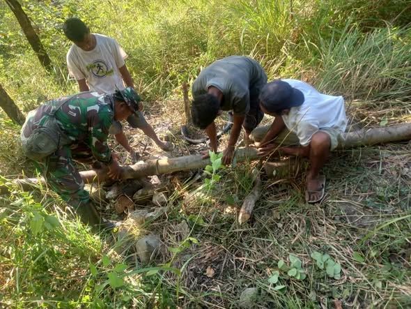 Gotong Royong Babinsa Karera Bersama Warga Pulihkan Akses Air Bersih di Ngadungala