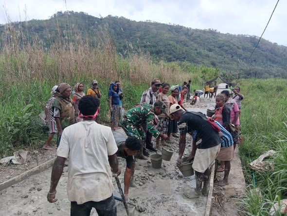 Babinsa Welai Selatan dan Warga Gotong Royong Lakukan Pengecoran Jalan Desa