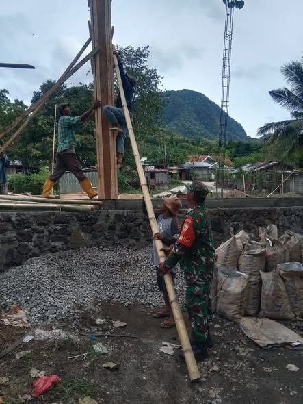 Babinsa Maurole Bantu Warga Bangun Rumah Layak Huni