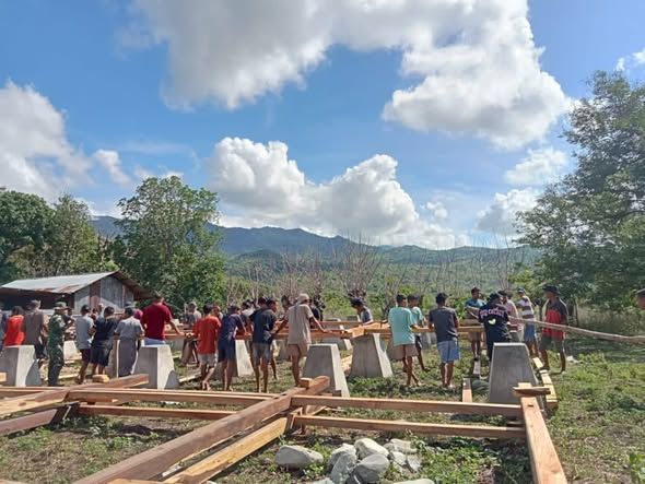 Babinsa Karera Gotong Royong Bangun Rumah Warga di Dusun Palapang