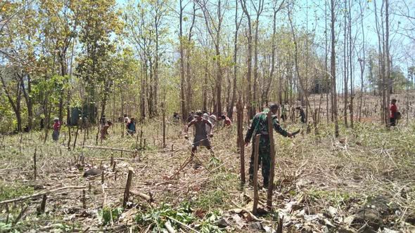 Babinsa Desa Madar Bantu Warga Bersihkan Kebun, Perkuat Kebersamaan di Pantar