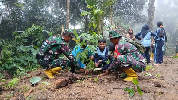Kodim 1606, Warga, dan Pelajar Bersatu Hijaukan Desa Giri Madia