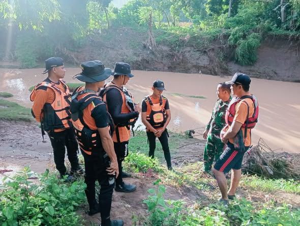 Babinsa Kumbe Bersama Tim SAR dan Masyarakat Lakukan Pencarian Korban Banjir di Kota Bima