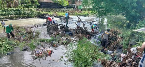 Babinsa dan Warga Rembiga Gotong Royong Bersihkan Sungai Midang