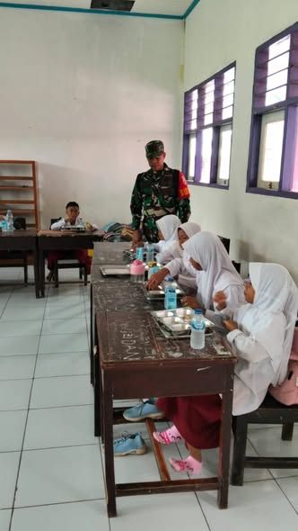Koramil 1628-01/ Taliwang Kawal Pelaksanaan MSG untuk Siswa SDN Sermong