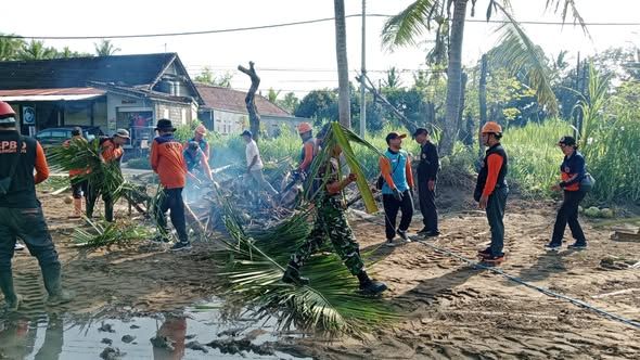 Koramil Banjarangkan Bersama BPBD Gotong Royong Siapkan Lahan KDKMP Di Desa Tusan 