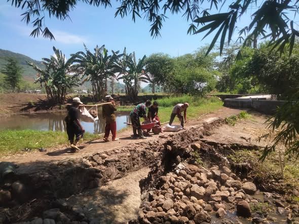 Dukung Pertanian, Babinsa Dompu Perbaiki Irigasi Bersama Warga