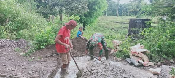 Gotong Royong Babinsa Binafun Dengan Warga Sukseskan Rabat Jalan Desa