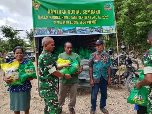 TNI Kodim Kupang Salurkan Ratusan Paket Bantuan Sosial. 