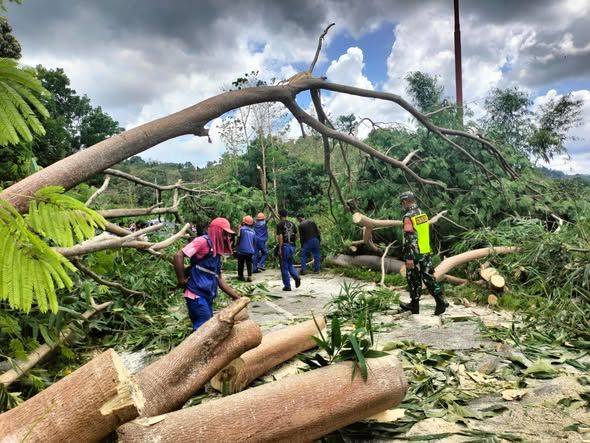 Babinsa Kodim 1613 Bersama Warga Bergerak Cepat Kembalikan Akses Jalan di Mamboro