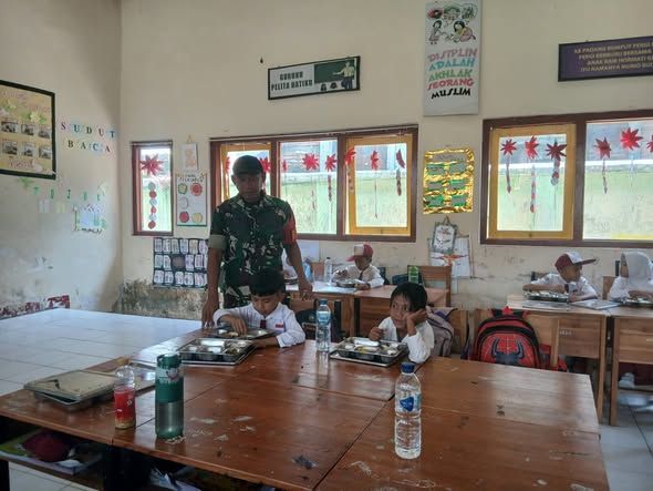 Peduli Gizi Anak, Babinsa Dampingi Kegiatan Makan Sehat Bergizi di Sekolah