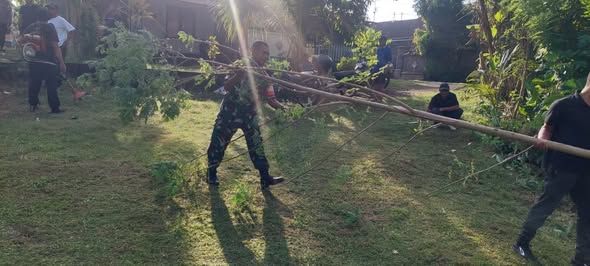 Sinergi Tiga Pilar: Babinsa dan Bhabinkamtibmas Bersama Warga Gotong Royong di Jembrana