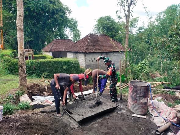 Babinsa dan Masyarakat Pucangan Gotong Royong Bangun Drainase Lindungi Akses Jalan