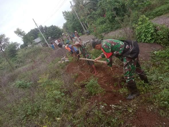 Babinsa Batuyang Pimpin Gotong Royong Pembangunan Tembok Kubur 