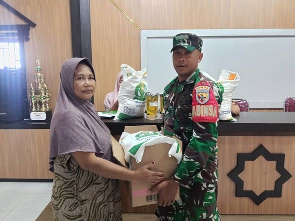 Babinsa Desa Belo Pastikan Penyaluran Bantuan Pangan Tepat Sasaran