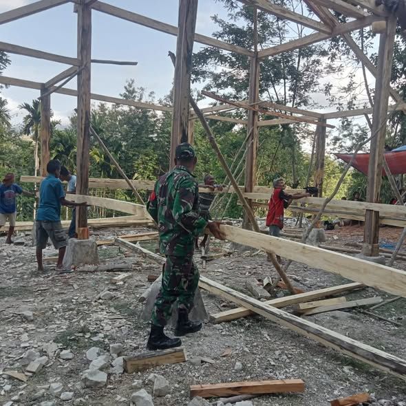 Babinsa dan Warga Tabundung Gotong Royong Percepat Pembangunan Rumah Warga