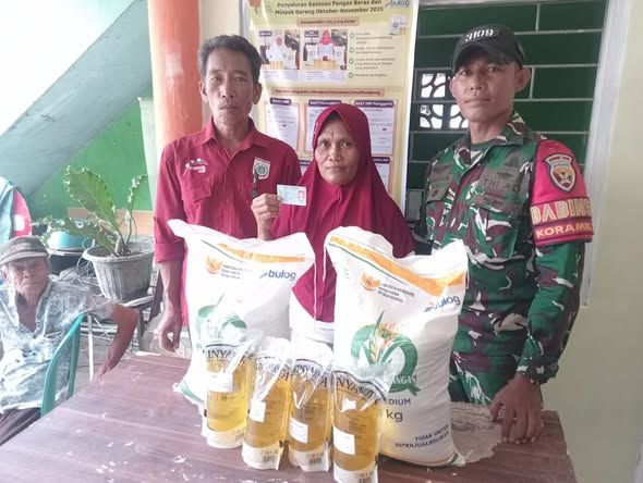 Babinsa Labuhan Lalar Kawal Penyaluran Bantuan Pangan untuk 375 KK di Taliwang