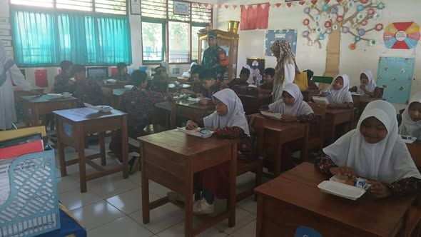 Babinsa Kelurahan Kuang Aktif Dukung Program Gizi Anak Sekolah di Sumbawa Barat