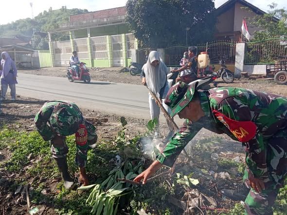 Babinsa dan Warga Desa Kalampa Gotong Royong Basmi Jentik Nyamuk Demam Berdarah