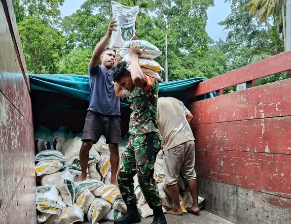 Babinsa Rindi Umalulu Bersama Warga Sukseskan Pendropingan Bantuan Pangan di Tamburi