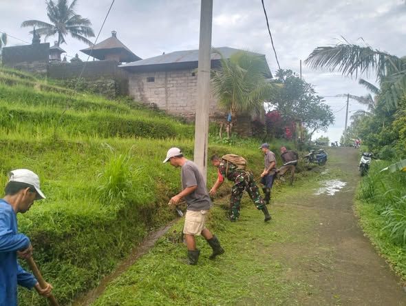 Babinsa Panji Anom Bersama Krama Subak Pucak Landep Gotong Royong di Dusun Abasan