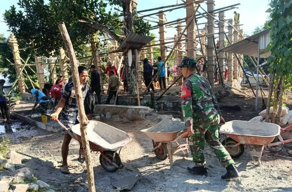 Babinsa dan Warga Anyar Gotong Royong Bangun Masjid Baru