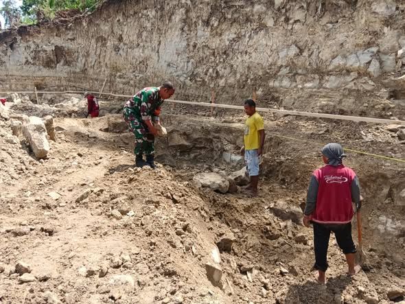 Babinsa Detusoko Bersama Warga Kerja Bakti Bangun Koperasi Merah Putih di Welamosa.