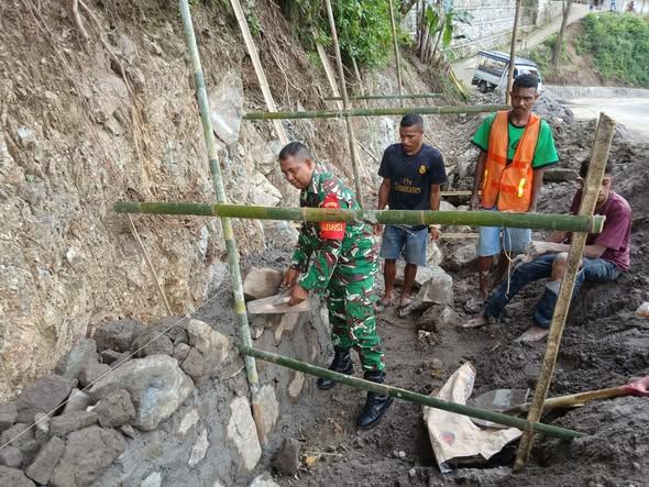 Babinsa dan Warga Desa Lunggaria Karya Bakti untuk Kesejahteraan Masyarakat