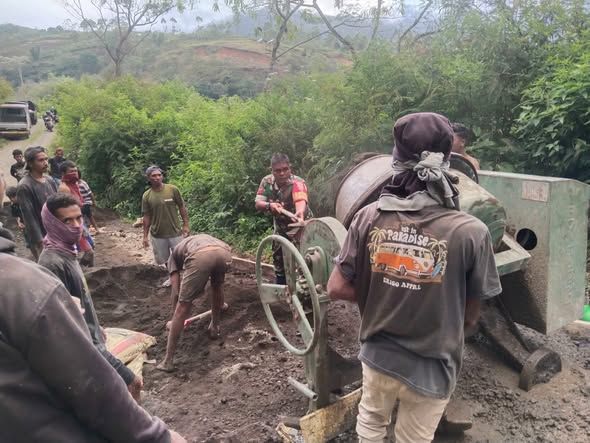 Babinsa Koramil Detusoko Komsos dan Gotong Royong Pembuatan Rabat Jalan di Desa Kuru