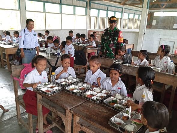Babinsa Koramil Betun Dampingi dan Pantau Program Makan Bergizi Gratis Bagi Pelajar SD